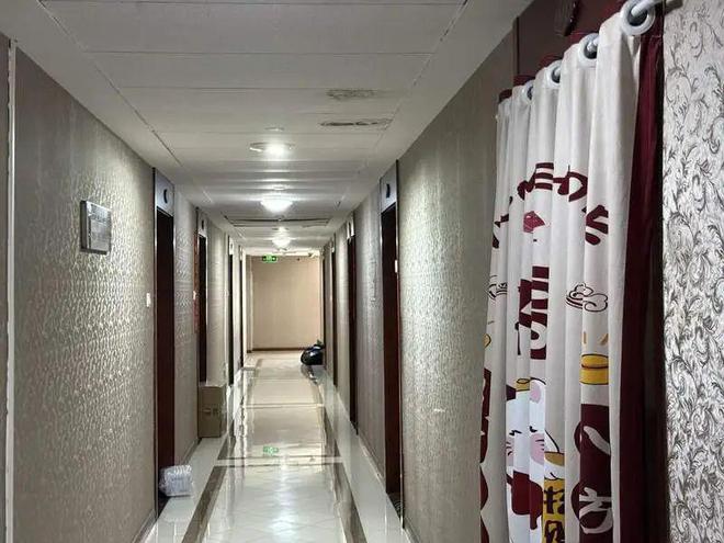 ng28南宫北京陌头的同享单车算是被低俗小告白盯上了……(图6)