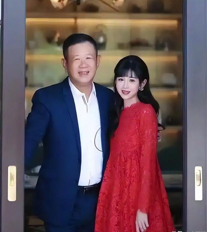 南宫28NG国际特步至公主豪宅首暴光！床大到随便翻腾黄金马桶、洗手池真豪横(图13)